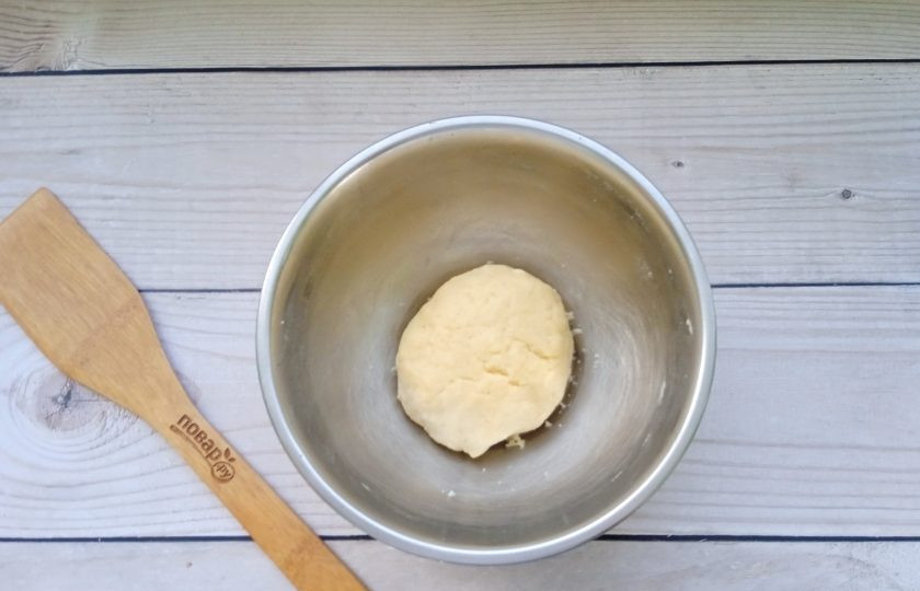 1. Этап. Киш с индейкой, грибами и картошкой: Налейте холодную воду и замесите мягкое, не липнущее к рукам тесто.