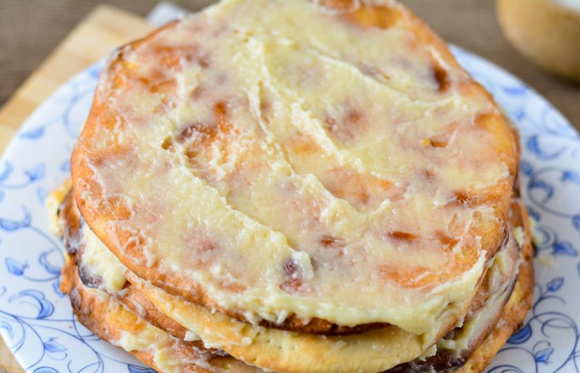 1. Этап. Торт Наполеон советский: Смажьте коржи кремом, один корж поломайте в крошку для присыпки торта.