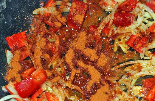 1. Этап. Перкельт из свинины: 4. Постоянно помешивая, нужно довести перец до мягкости. Затем посолить по вкусу, добавить тмин и паприку. Перкельт из свинины в домашних условиях просто невозможен без молотой паприки. С этого момента нужно еще чаще перемешивать содержимое сковороды, чтобы не образовались комочки.