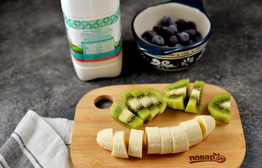 1. Этап. Смузи Страсть вампира: Почистите киви и банан от кожуры, переложите на разделочную доску и порежьте небольшими кусочками.