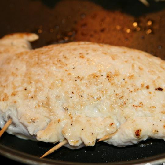 1. Этап. Фаршированная куриная грудинка: Нагреть оливковое масло в сковороде. Обжаривать куриную грудку по 1 минуте с каждой стороны.