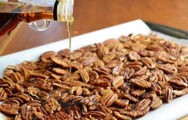 1. Этап. Пекан с кленовым сиропом: Полейте орехи оливковым маслом и кленовым сиропом, выпекайте в течение 20 минут.