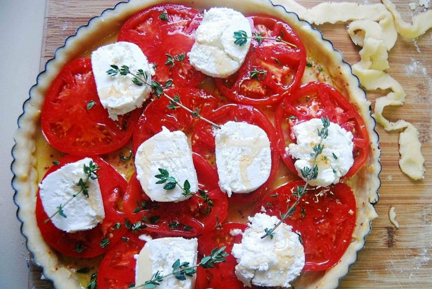 1. Этап. Тарт с помидорами и сыром: 4. Затем разложите сухие или свежие травы. Смажьте начинку сверху мёдом.