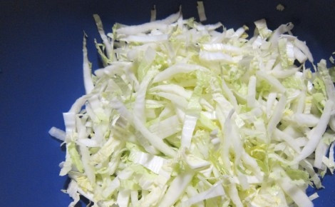 1. Этап. Салат из пекинской капусты с ветчиной: Промытую капусту нашинкуйте тонкой соломкой.