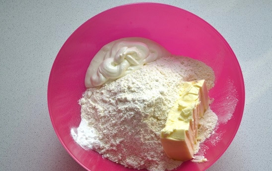 1. Этап. Яблочный торт с коричным кремом: Для приготовления теста соедините размягченное сливочное масло, муку, сметану и соду.