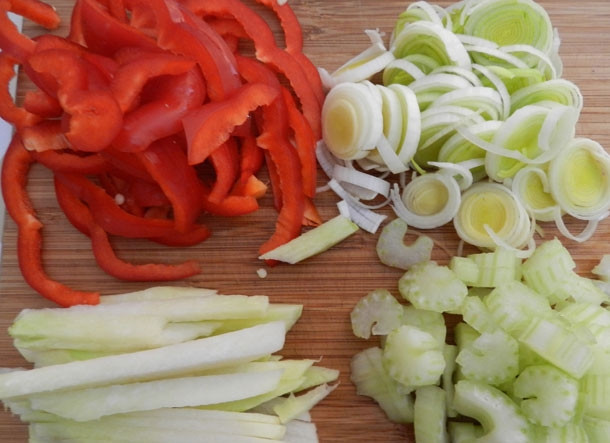 1. Этап. Фунчоза с овощами и мясом: 1. Вымойте овощи: разрежьте перец на 2 части, удалите семена и нарежьте полукольцами. Зеленый редис очистите и нарежьте тонкими ломтиками, лук и сельдерей нарежьте кольцами.