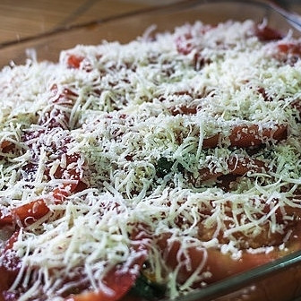 1. Этап. Лазанья с баклажанами: 7. В качестве верхнего слоя выложите нарезанные кружочками помидоры и тертый сыр Моцарелла. Приправьте специями и петрушкой.