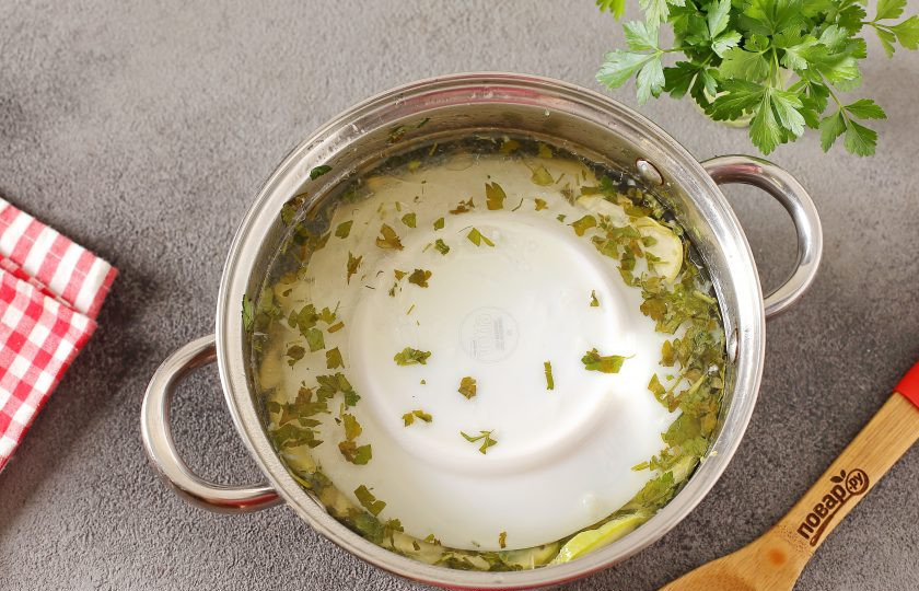 1. Этап. Кабачки Хризантема на зиму: Первоначально вам может показаться, что маринада недостаточно, но это не так. В процессе кабачки пустят сок и маринада будет в самый раз.