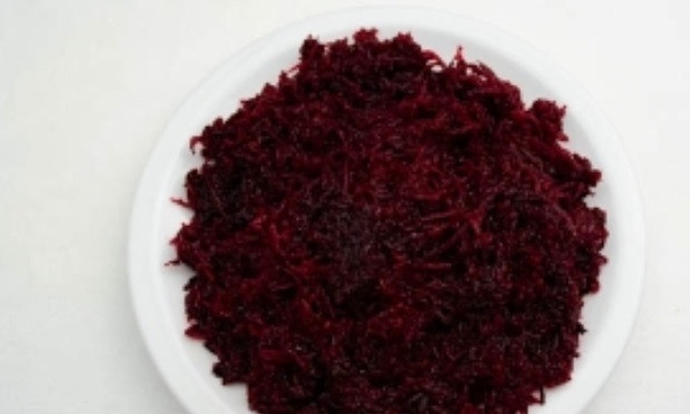 1. Этап. Овощные котлеты на пару: 3. Свеклу почистить и натереть на терке. Также отжать от лишнего сока.