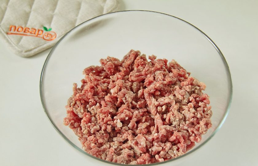 1. Этап. Фрикадельки с пармезаном и миндалем: 2. Переложите фарш в глубокую миску.