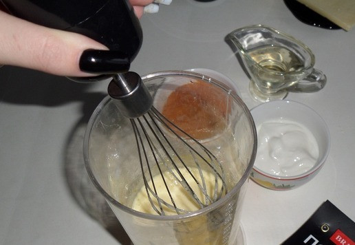 1. Этап. Кукурузно-тыквенный кекс с изюмом: Взбиваю венчиком примерно 3 минуты.