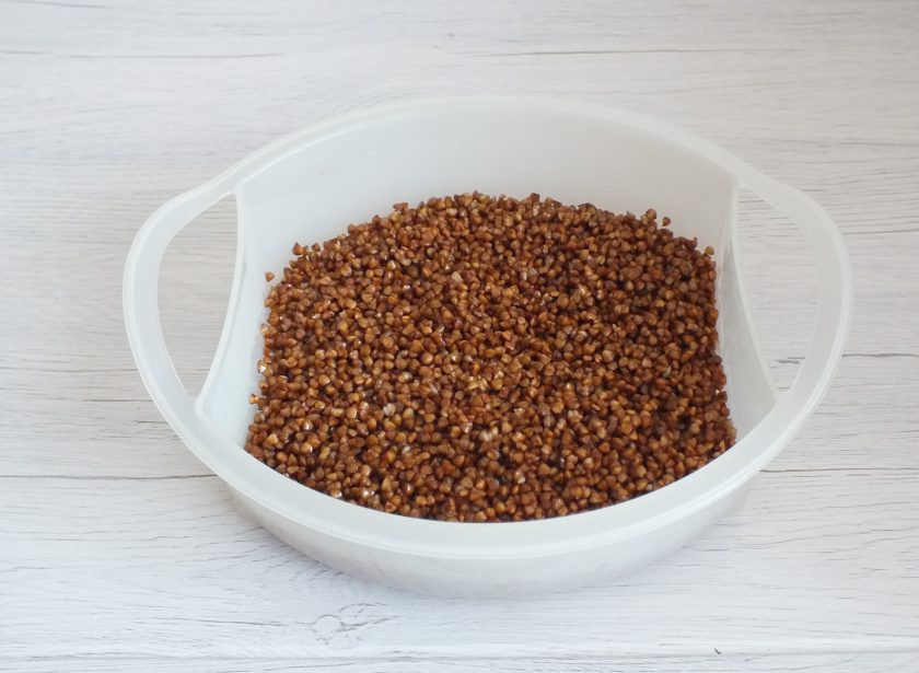 1. Этап. Гречка в пароварке: Переложите гречку в чашу пароварки.