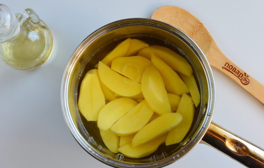 1. Этап. Вкусные пирожки на кефире: Очищенный и порезанный картофель залейте холодной водой, добавьте немного соли, доведите до кипения и варите 30 минут.