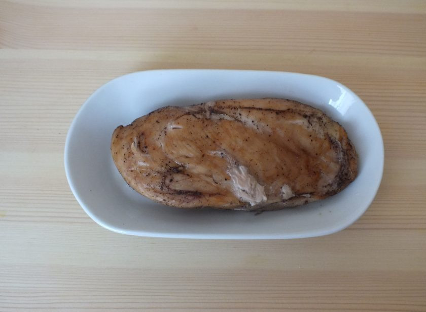 1. Этап. Салат Светофор с корейской морковью: Готовую грудку охладите.