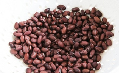 1. Этап. Салат с бобами и курицей: 2. Фасоль откиньте на дуршлаг и обсушите немного.