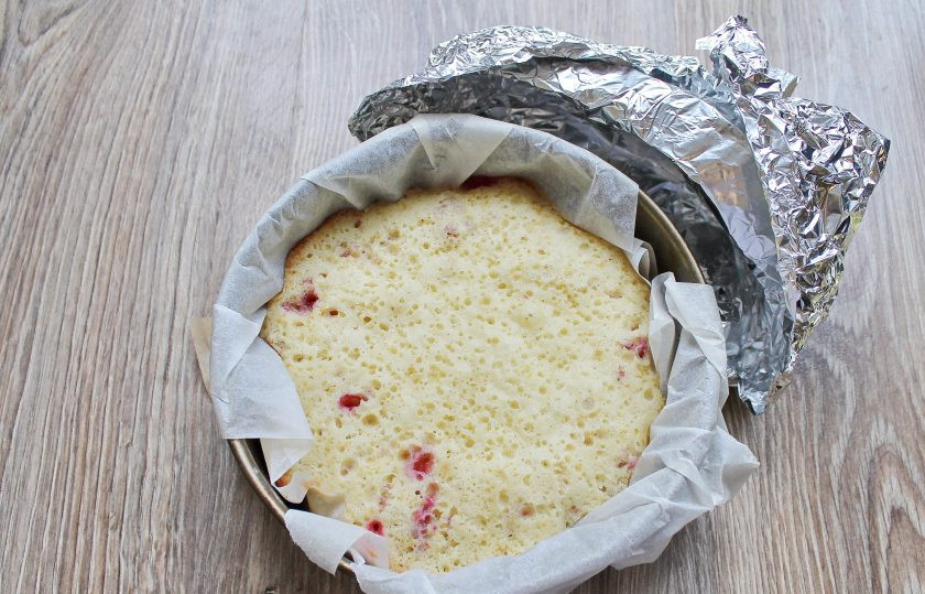 1. Этап. Бостонский клюквенный пирог: Накройте сверху форму фольгой и поставьте в горячую духовку и выпекайте в течение 40 минут при температуре 180 градусов. Спустя время достаньте пирог из духовки и уберите фольгу.