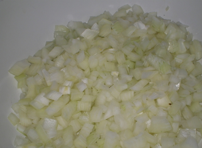 1. Этап. Сосиски с фасолью: Мелко порежьте лук и добавьте к морковке.