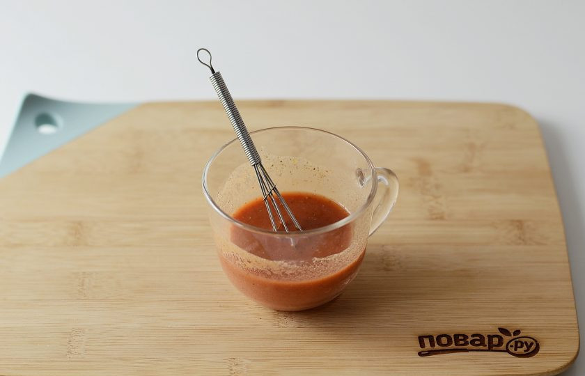 1. Этап. Соевое мясо в томатном соусе: Разведите томатную пасту с водой, специями и крахмалом.