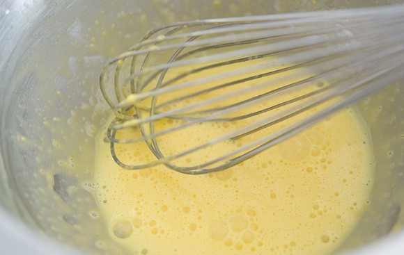 1. Этап. Будино: 4. В отдельной миске взбейте яйца и желтки с крахмалом.