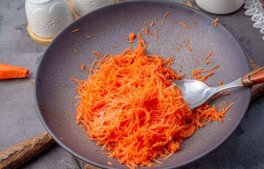 1. Этап. Оладьи из моркови Морковники: Морковь очистите и натрите на мелкой терке, добавьте соль.