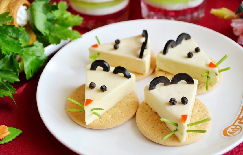 1. Этап. Мышки на крекерах: 4. Мышки на крекерах готовы! Угощайтесь!