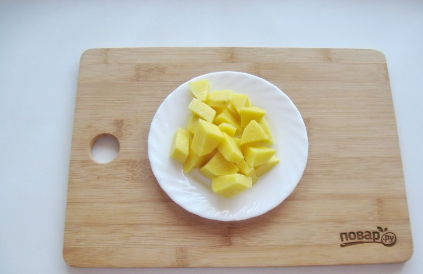 1. Этап. Кулеш с салом: Картофель очистите, помойте и нарежьте кубиками. Выложите в кастрюлю с пшеном.