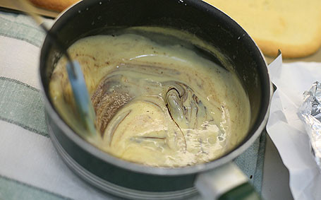 1. Этап. Крем для рулета бисквитного: Молоко хорошенько разогреваем (практически до кипения) и вливаем его небольшими порциями в желтки, не переставая перемешивать миксером (это очень важно, чтоб желтки не сварились). Затем смесь переливаем обратно в кастрюлю и варим на медленном огне, перемешивая, до загустения. Добавляем кусочки шоколада и размешиваем, чтоб он растворился.