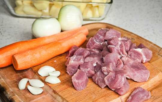 1. Этап. Запеченное мясо с картошкой: 4. А тем временем можно заняться остальными ингредиентами. Мясо вымойте, обсушите и нарежьте небольшими кусочками. Очистите овощи.