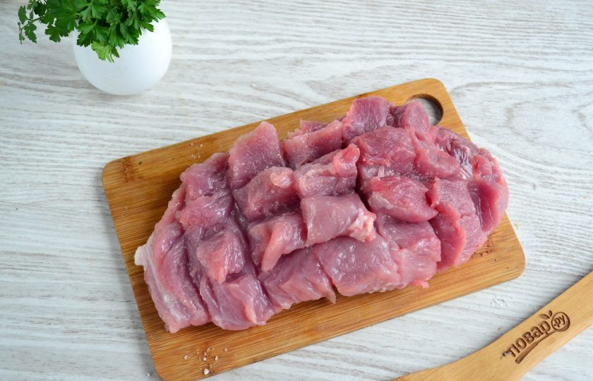 1. Этап. Свинина в медовой глазури на Новый год: Свинину для запекания (можно брать вырезку или корейку) промойте и обсушите. Сделайте надрезы на поверхности глубиной примерно 1 см. вдоль и поперек.