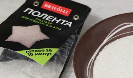 1. Этап. Взбитая каша с курагой: Отмерить необходимое количество рисовой поленты ТМ Bravolli.