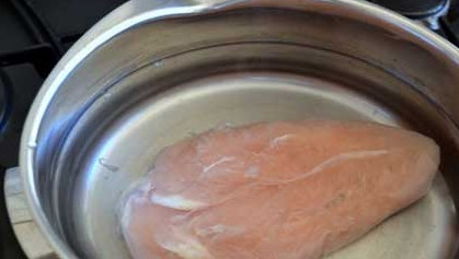 1. Этап. Рецепт салата Подсолнух с чипсами: 1. Сначала будет подготовительный этап. Отварим и остудим филе, морковку и яйца, и все в разных кастрюлях.