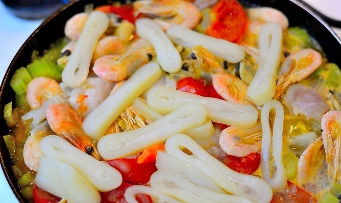 1. Этап. Чиопино: 9. Минут через 7 добавьте нарезанные кальмары, продолжайте варить еще несколько минут до полной готовности.