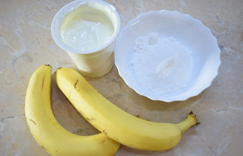 1. Этап. Банановый торт со сметанным кремом: Для приготовления крема возьмите сметану жирностью не менее 30%. Отмерьте необходимое количество сахарной пудры. Бананы выбирайте самые спелые.