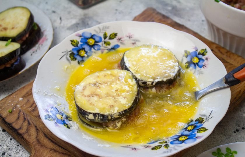 1. Этап. Баклажаны с фаршем по-китайски: А затем окуните во взбитое яйцо.