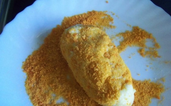 1. Этап. Картофельные котлеты в панировочных сухарях: По вкусу посолите картофельный фарш и хорошо его перемешайте. Теперь пришло время сформировать котлетки. Их можно формировать руками, а затем нужно обвалять в панировочных сухарях.