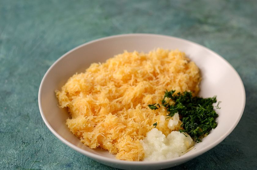 1. Этап. Драники из репы: Репу и репчатый лук очистите от кожуры, натрите на мелкой терке. Укроп мелко порубите.