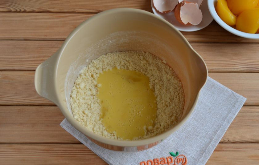 1. Этап. Персиковый пирог: 5. Влейте яичную смесь в мучную. Миксером соедините обе массы до получения однородного гладкого теста.