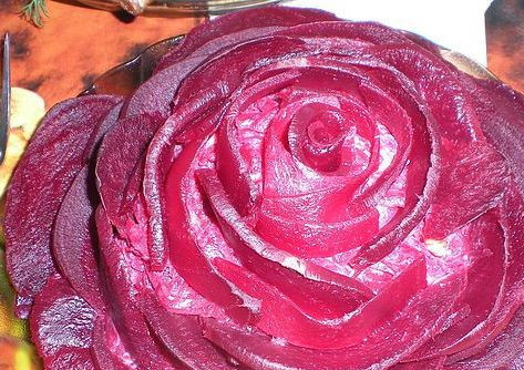 1. Этап. Салат Чайная роза: Также розу можно украсить плоско нарезанными кусочками свеклы.