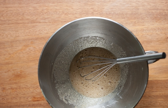 1. Этап. Глазурь заварная для украшения изделий: 2. Добавьте оба вида сахара и сок лимона. Взбейте венчиком до однородности.