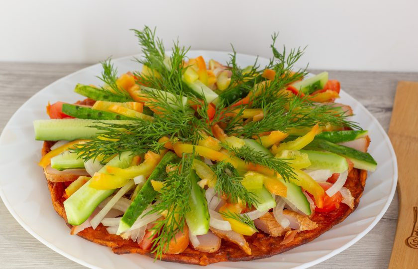 1. Этап. Курица с овощами на гречневой галете: Украсьте веточками укропа и подавайте к столу! Положите порцию галеты с овощами и курицей каждому на тарелку.