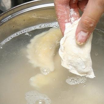 1. Этап. Вареники с капустой: Варим самым обыкновенным способом - кладем в кипящую воду и варим 5-7 минут после всплытия. Подаем со сметаной и зеленью. Приятного аппетита!