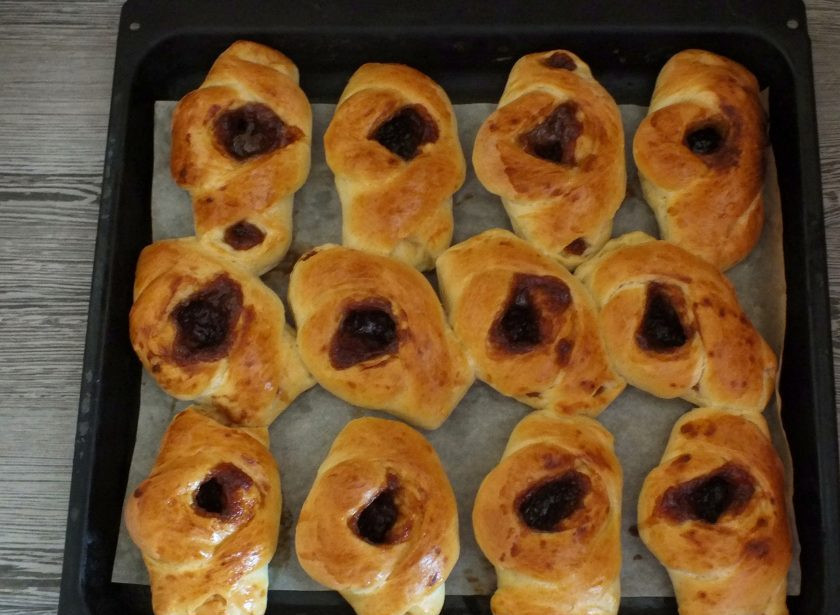 1. Этап. Бабушкины булочки: Готовые булочки достаньте из духовки. Немного остудите и снимите с противня.