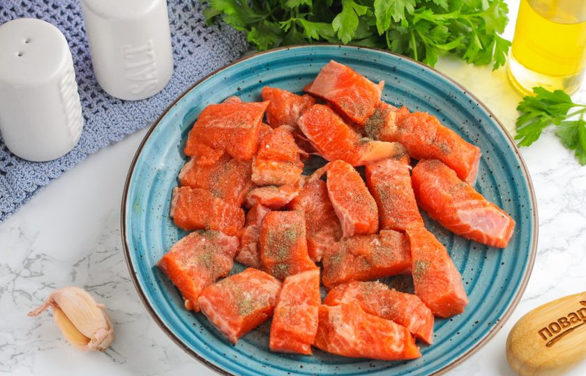 1. Этап. Жареный лосось с маком: Посолите и поперчите. По желанию можно добавить и другие молотые пряности или специи, которые не перебивают вкус красной рыбы.