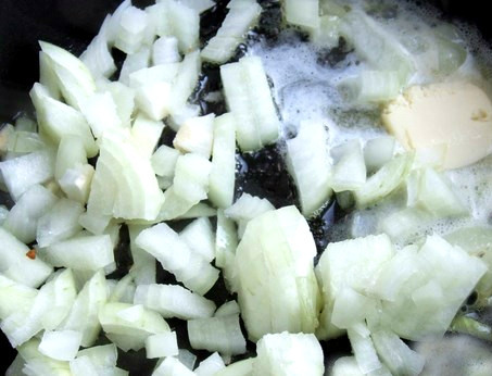 1. Этап. Крем-суп из брокколи с молоком: Разогреваем сковороду с высокими бортиками. Кладем в неё кусочек сливочного масла. Туда же скидываем нарубленный репчатый лук. Обжариваем его пару минут. Затем закидываем накрошенный чеснок и тушим минутку, помешивая.