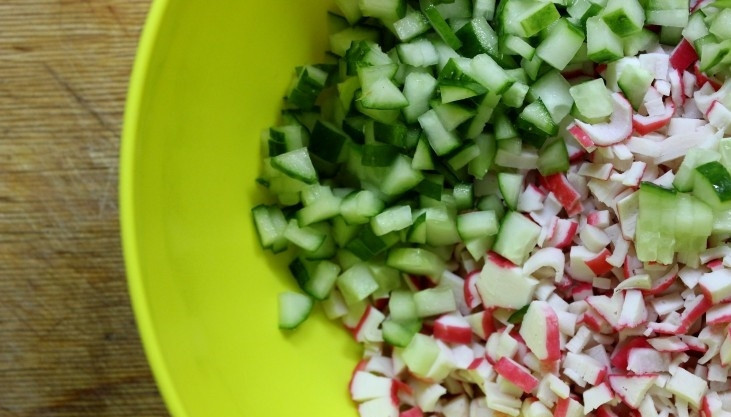 1. Этап. Вкусный крабовый салат: Мелким кубиком нарезаем огурчик и крабовые палочки. Яйца отвариваем, отвариваем также рис.