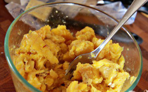 1. Этап. Курица, фаршированная бананами: 2. Вынуть из духовки и остудить. Когда бананы остынут, очистить их, нарезать и положить в миску. Пропустить чеснок через пресс. Взбить масло, коричневый сахар, чеснок и ром в небольшой миске. Добавить 3 чайные ложки смеси к бананам. С помощью вилки или картофельного пресса размять бананы и отложить в сторону.