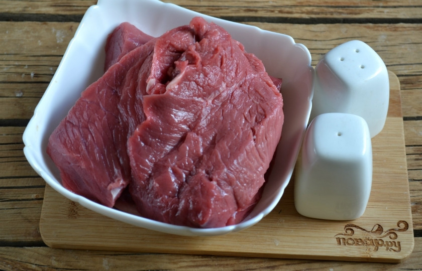 1. Этап. Бифштекс из говядины на сковородке: Подготовьте мясо. Я купила два готовых куска говяжьей вырезки, специально предназначенные для приготовления бифштекса.