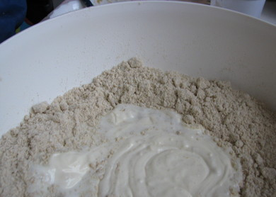 1. Этап. Бурятские шаньги: 2. Добавьте соль, влейте кислое молоко. Есть немало вариантов, как приготовить бурятские шаньги на разных кисломолочных продуктах. Если у вас есть домашняя простокваша - это будет идеально.