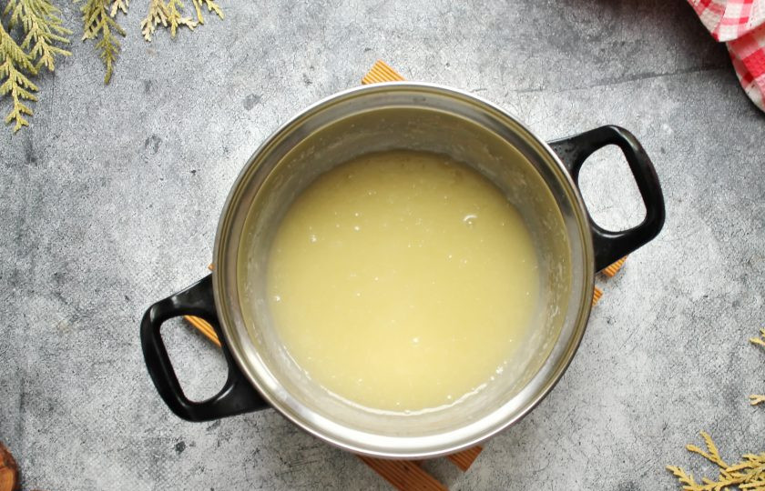 1. Этап. Трюфели из сухого молока: Поставьте кастрюлю на медленный огонь и варите до растворения сахара и однородной массы, но не кипятите. Снимите кастрюлю с плиты.