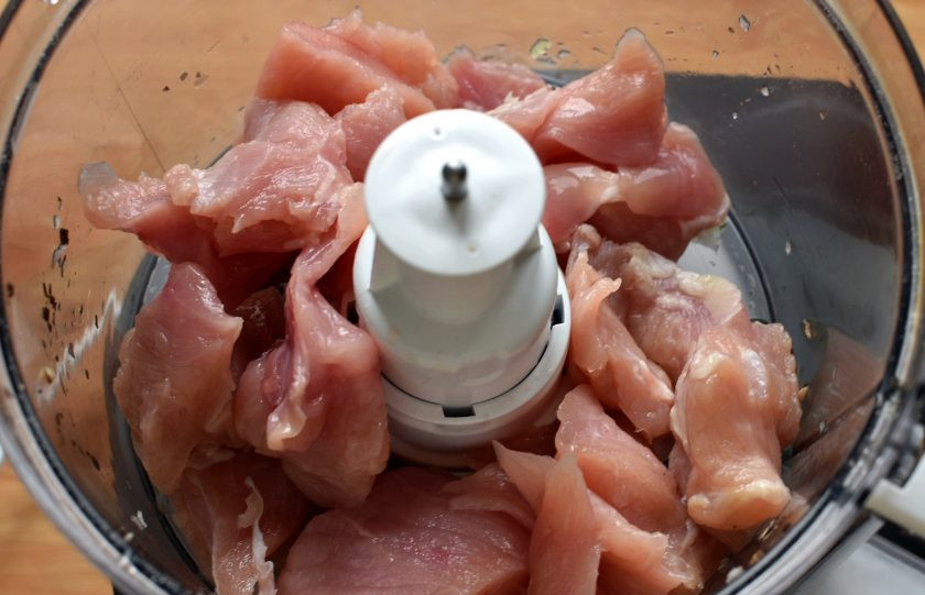 1. Этап. Тефтели индюшиные с грибами: Филе индейки пробейте в комбайне в фарш.